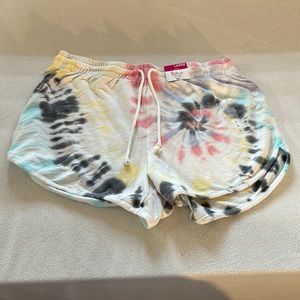 Flirtitude active tie die shorts